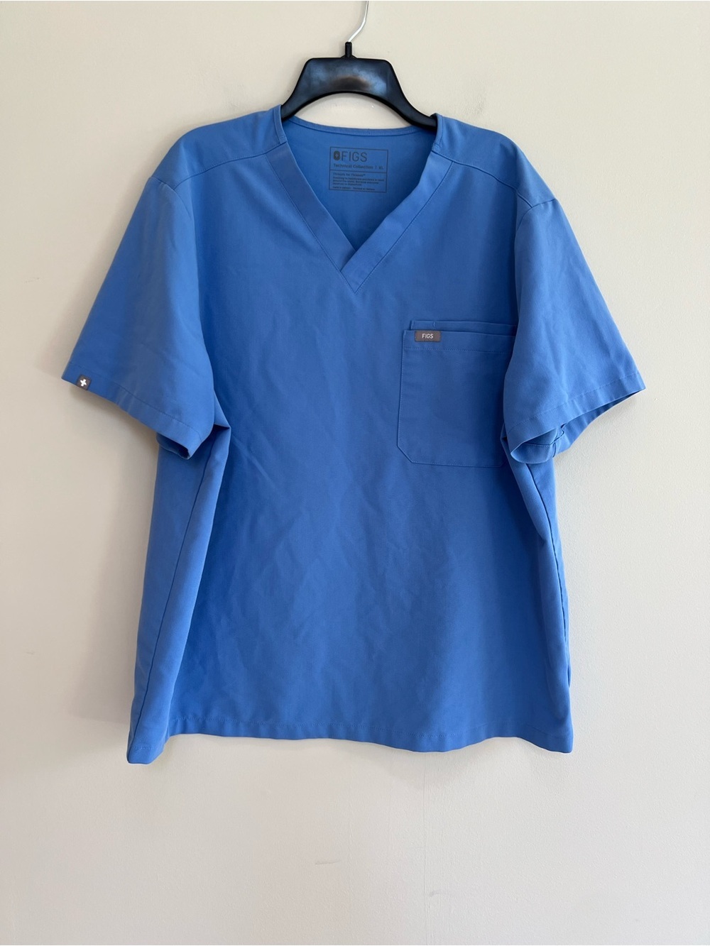 FIGS Men's Leon Three-Pocket Scrub Top in Ceil Blue (PO#: 5349), size XL